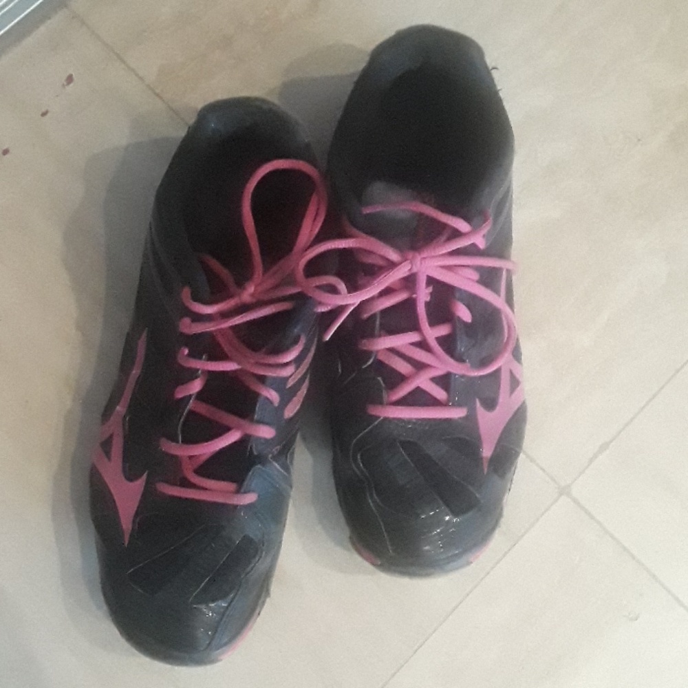 Mizuno volleyball sneakers